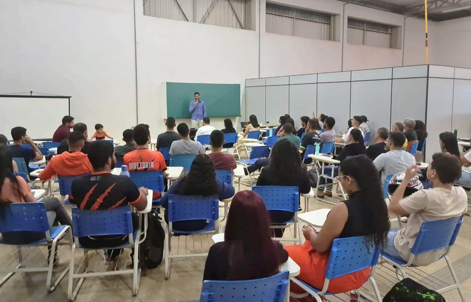 Egresso ministra palestra para cursos de Edificações e Engenharia Civil